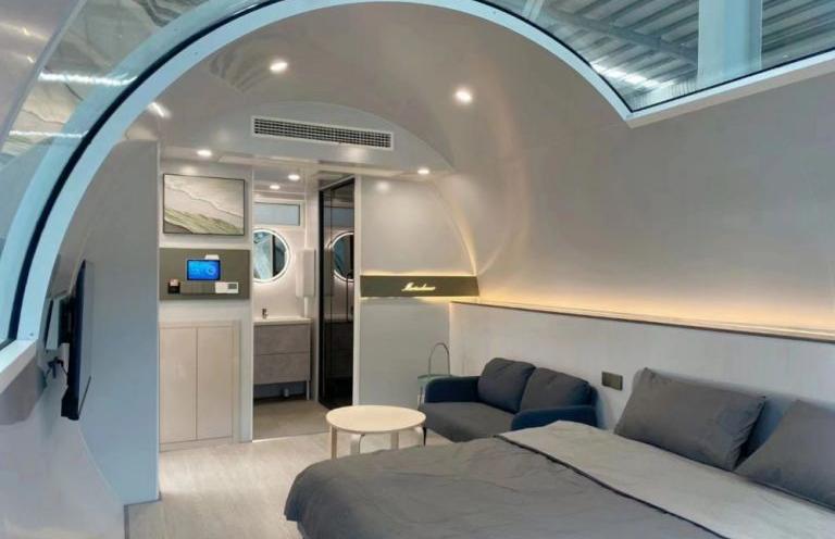 内部 LUBAN CABIN M50 拥有拱形天花板、现代家具和舒适的睡眠区